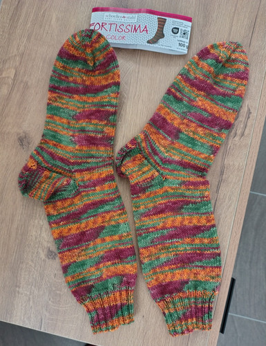 Handgestrickte socken aus - handgestrickte,